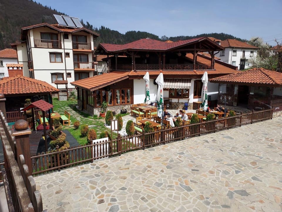 Property building, Day, Natural landscape, Seating area, On site