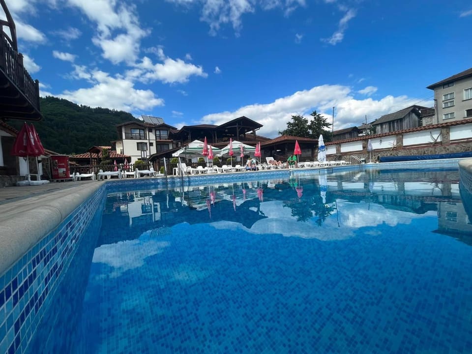 Property building, Swimming pool, sunbed