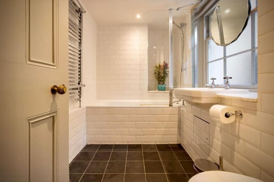 Kings Cross, self-contained house & private garden House in London Borough of Islington