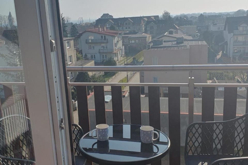 Property building, Patio, Day, Balcony/Terrace, Dining area