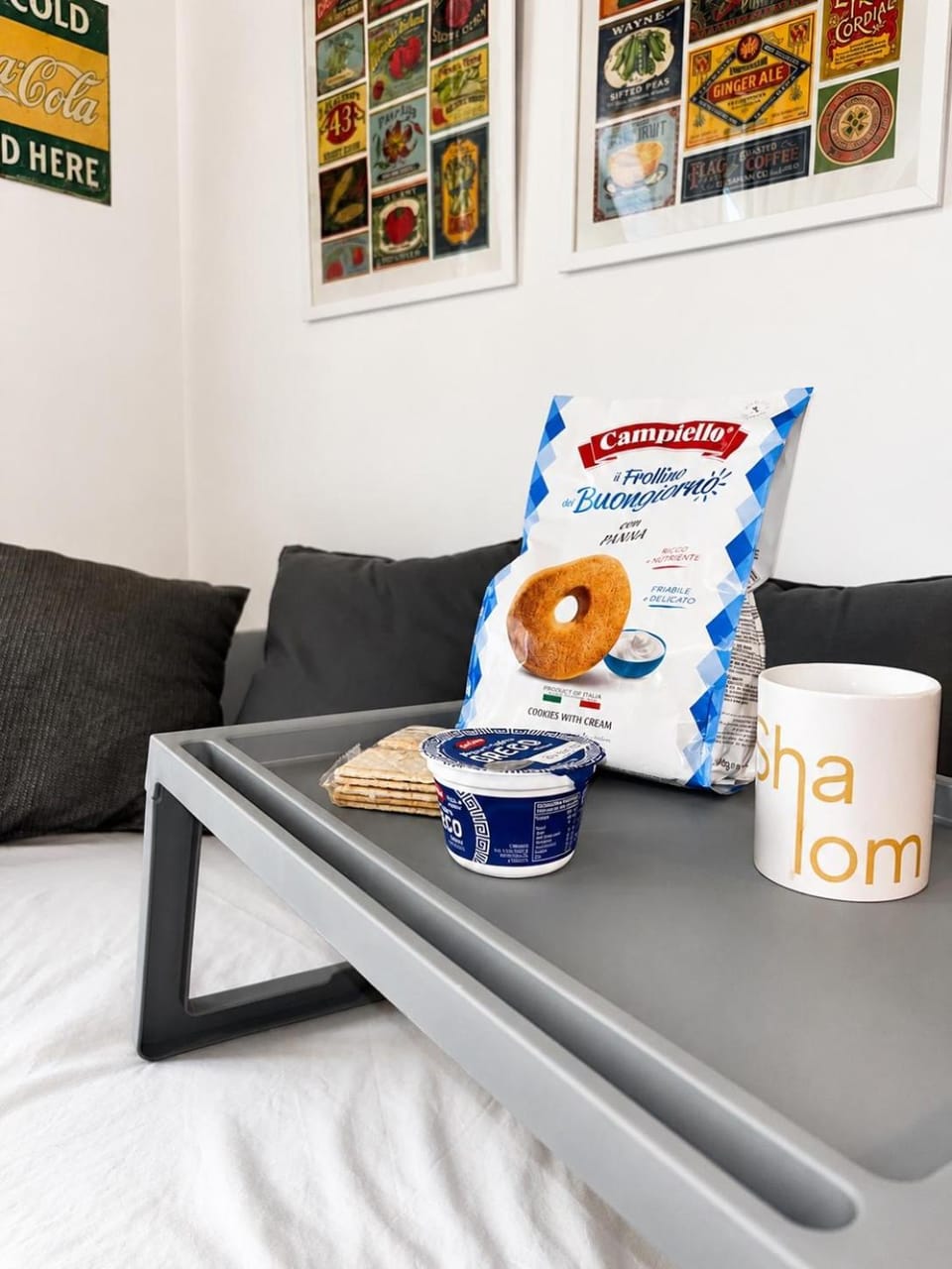 Bed, Food and drinks, Seating area, Bedroom