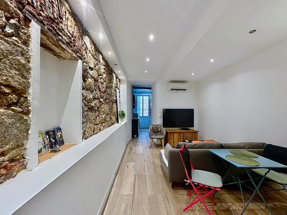 Communal lounge/ TV room, TV and multimedia, Living room, Seating area, air conditioner