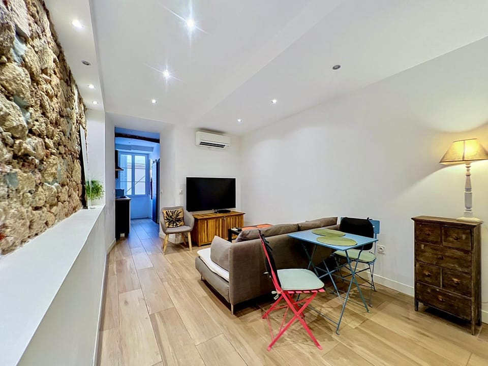 Communal lounge/ TV room, TV and multimedia, Living room, Seating area, Dining area, air conditioner