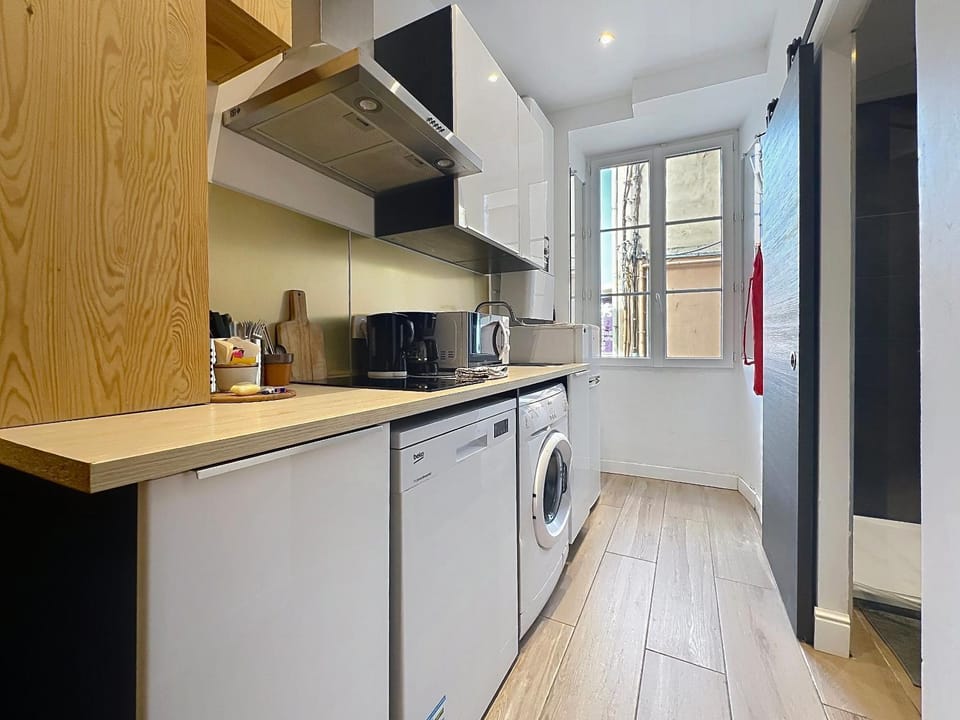Kitchen or kitchenette, dishwasher, stove