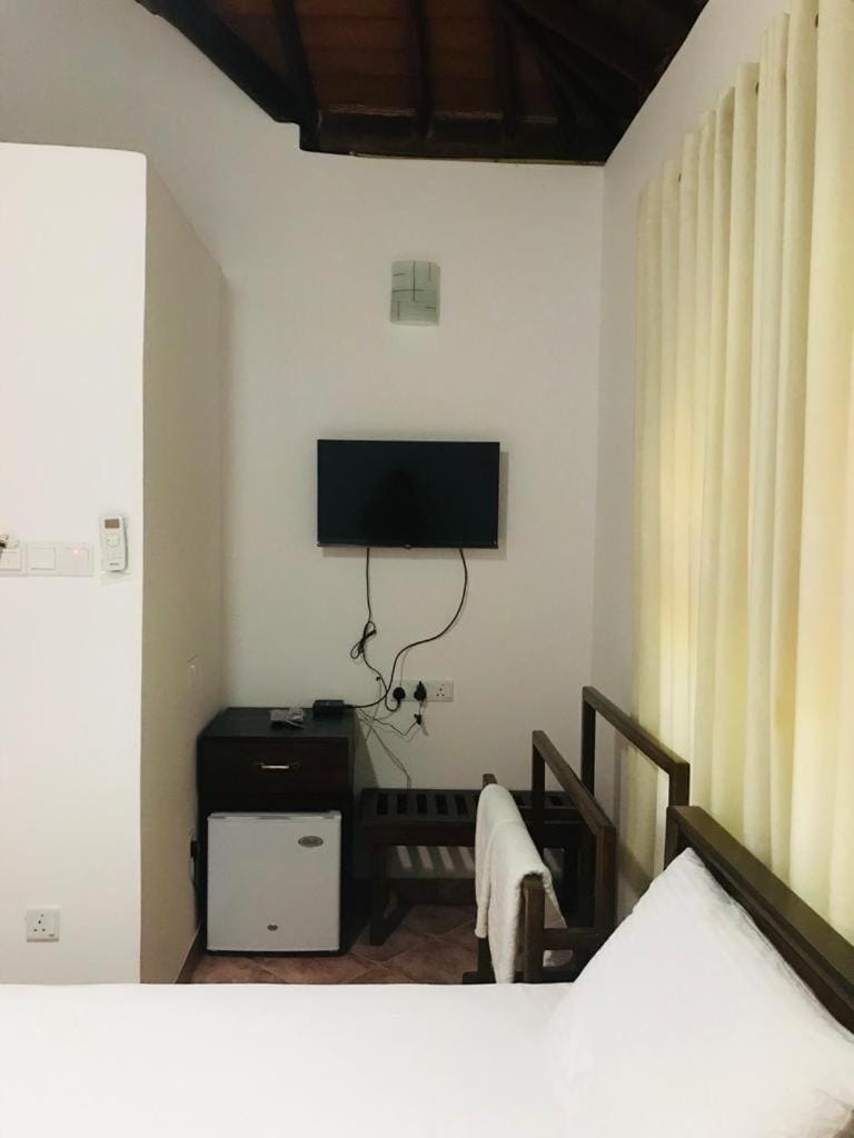 Bed, TV and multimedia, Bedroom