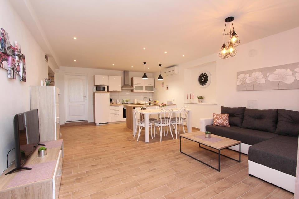 TV and multimedia, Living room, Dining area, dishwasher, minibar