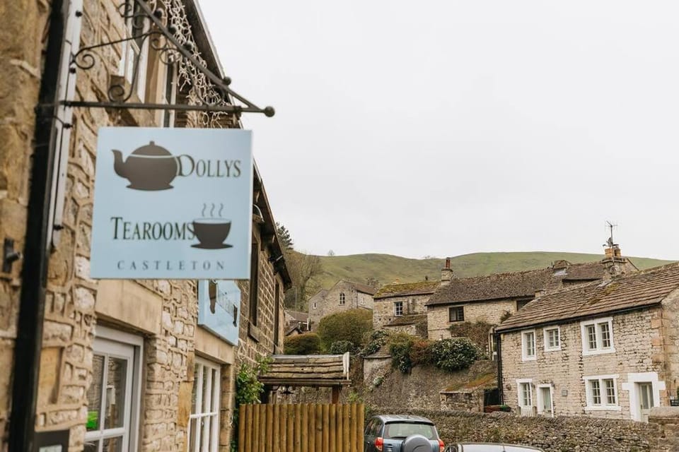 Property building, Nearby landmark, Day, Property logo or sign, Neighbourhood, Natural landscape, Logo/Certificate/Sign, Text overlay, Mountain view, Street view, Location