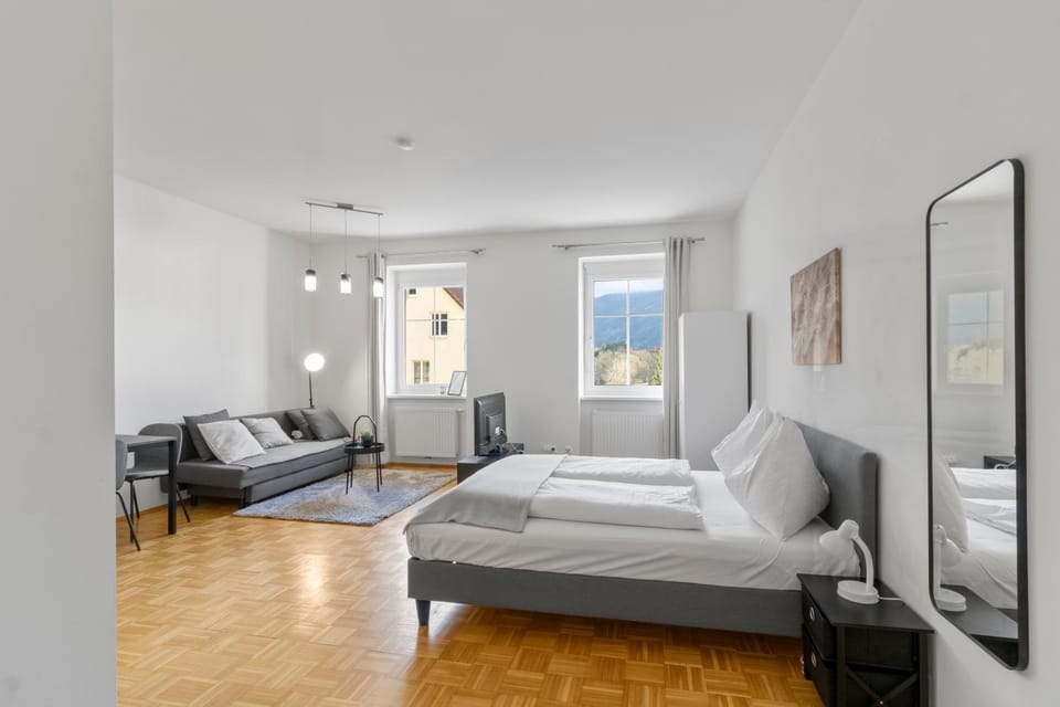 Bed, Photo of the whole room, Seating area, Bedroom