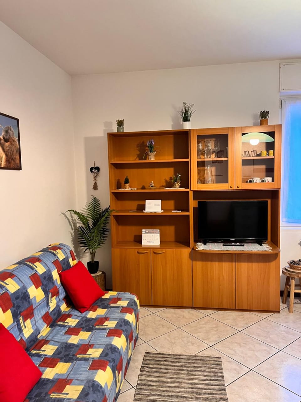 Bed, TV and multimedia, Living room, Decorative detail, Seating area