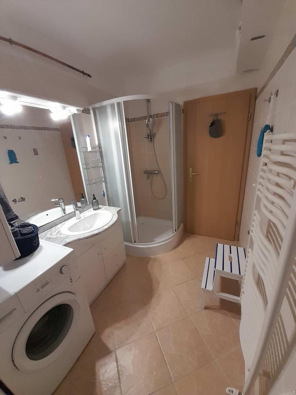 Shower, Toilet, Bathroom, towels, washing machine