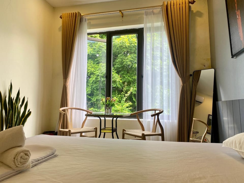Photo of the whole room, Garden view