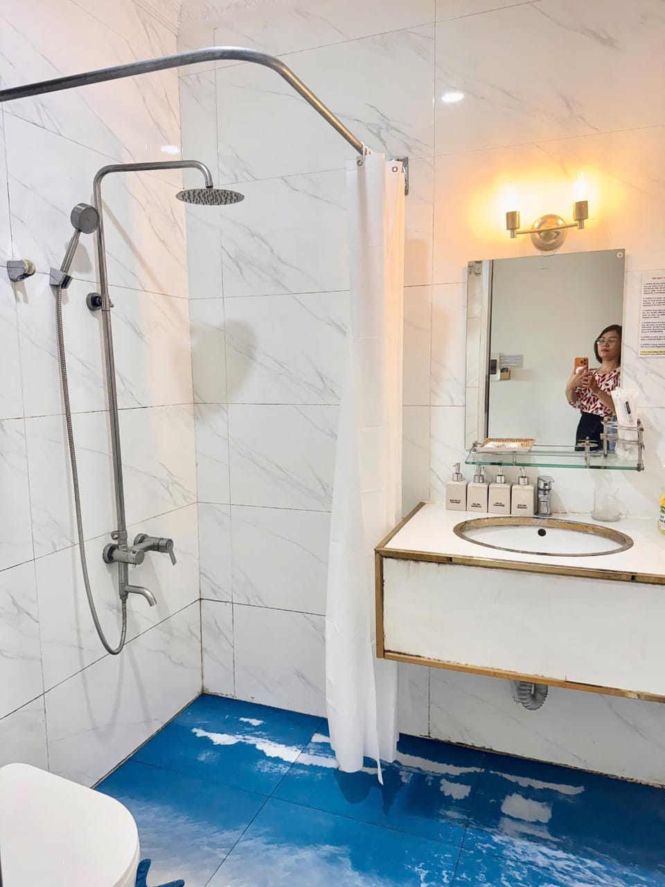 Shower, Toilet