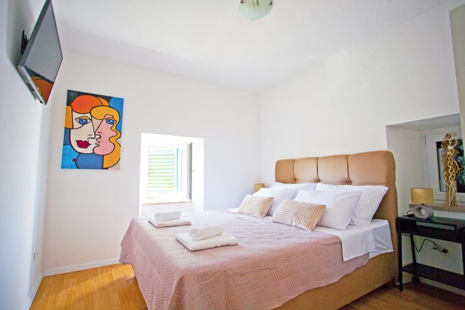 Bed, TV and multimedia, Bedroom
