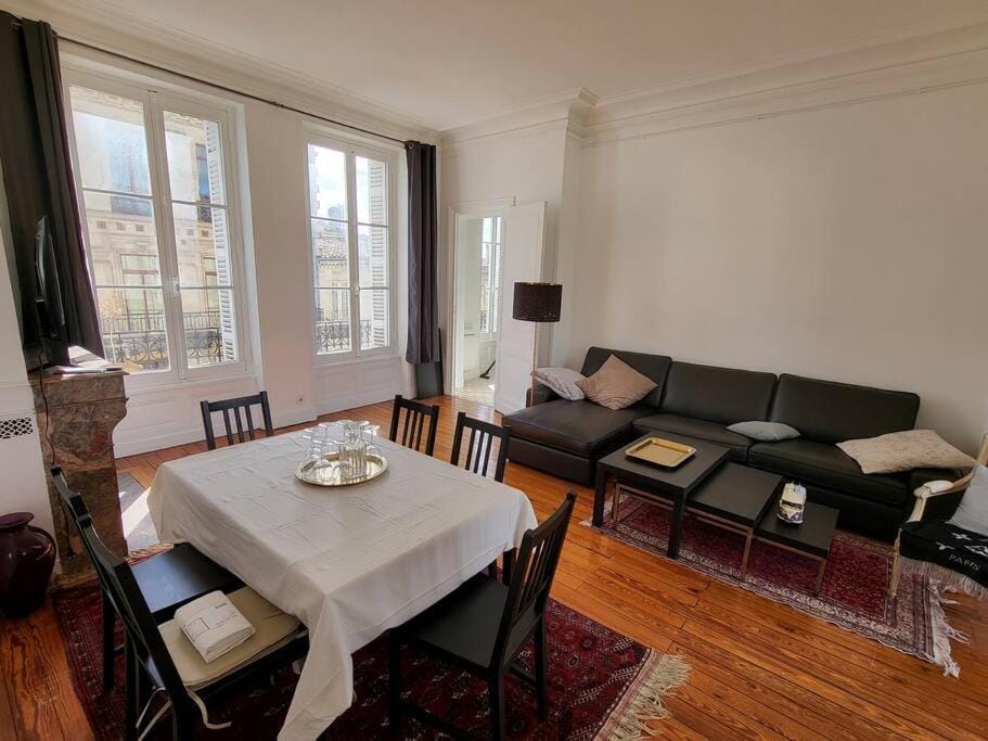 Appartement lumineux Art-déco centre-ville parking Apartment in Bordeaux