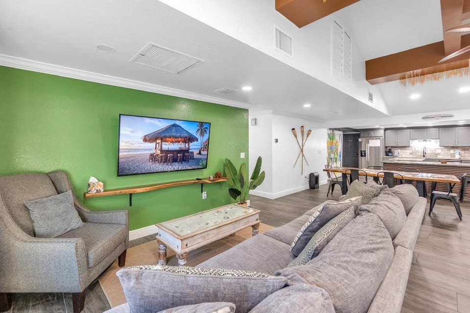 Communal lounge/ TV room, TV and multimedia, Living room, Seating area, Dining area