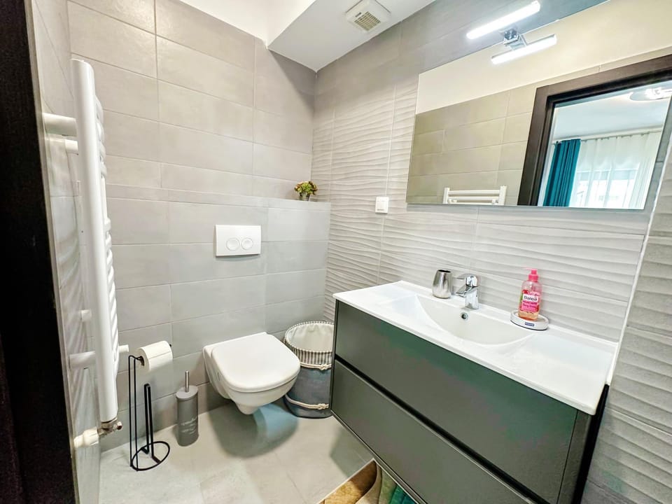 Toilet, Bathroom, towels