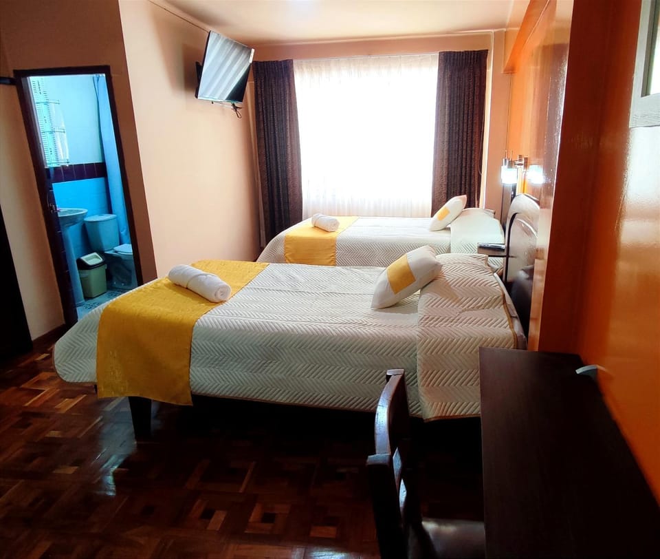 Bed, TV and multimedia, Photo of the whole room, Bedroom, towels