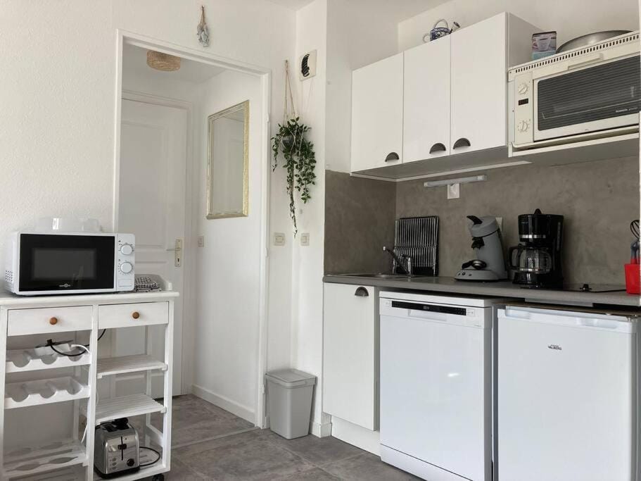 Kitchen or kitchenette