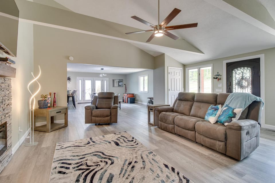 Serene Lakefront Mountain Home Getaway with Atrium! House in Norfork Lake