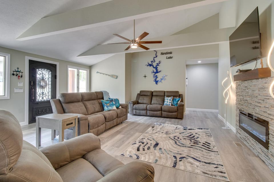 Serene Lakefront Mountain Home Getaway with Atrium! House in Norfork Lake