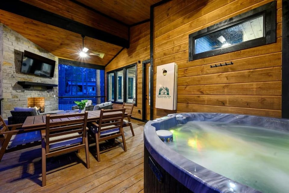 Brand New Luxury 2 Bedroom with Loft and Spa Sleeps 10 House in Oklahoma