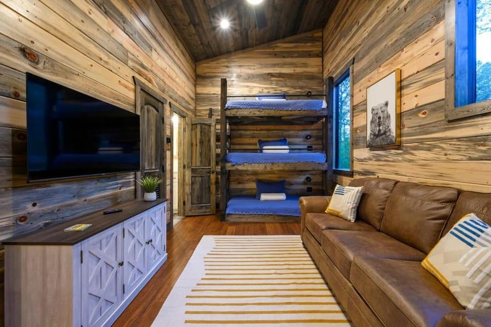 Brand New Luxury 2 Bedroom with Loft and Spa Sleeps 10 House in Oklahoma