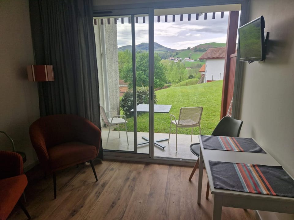 BANCA Piscine Vue Montagnes Apartment in Espelette