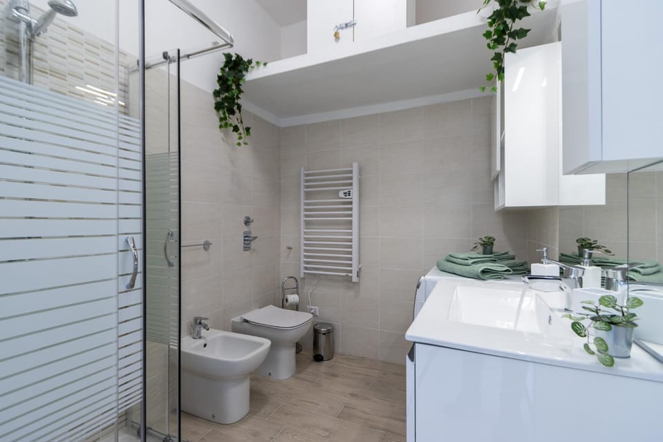 Shower, Toilet, Bathroom, bidet, towels