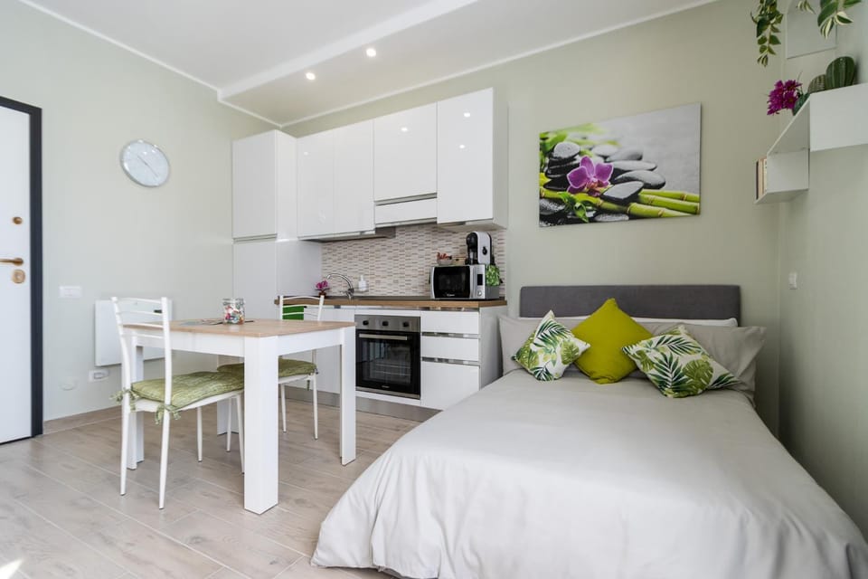 Bed, Kitchen or kitchenette, Photo of the whole room, Dining area, Bedroom, minibar, pet friendly, stove