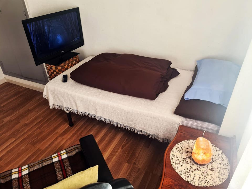 Bed, TV and multimedia, Bedroom
