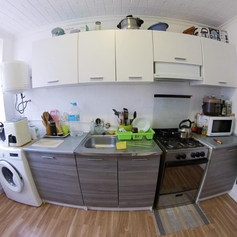 Coffee/tea facilities, Kitchen or kitchenette, oven, stove, toaster, washing machine