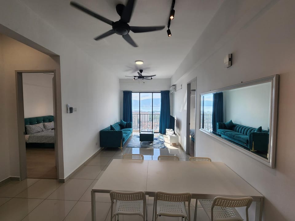 Bed, TV and multimedia, Living room, Photo of the whole room, Seating area, Dining area, Bedroom, fireplace