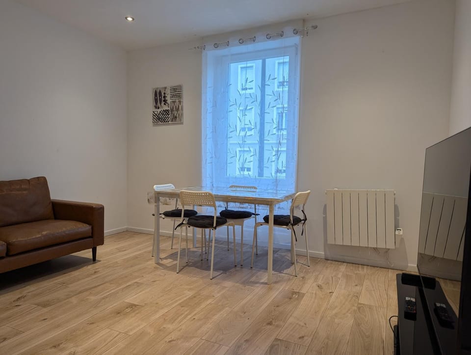 TV and multimedia, Living room, Seating area, Dining area, internet