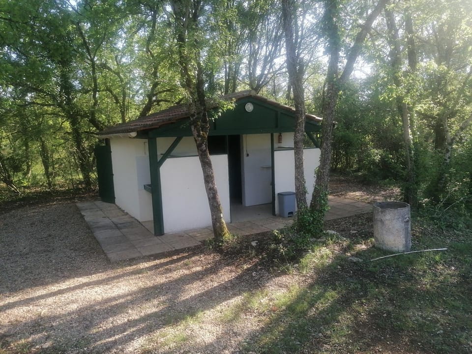 Emplacement tente camping car Campground/ 
RV Resort in Occitanie