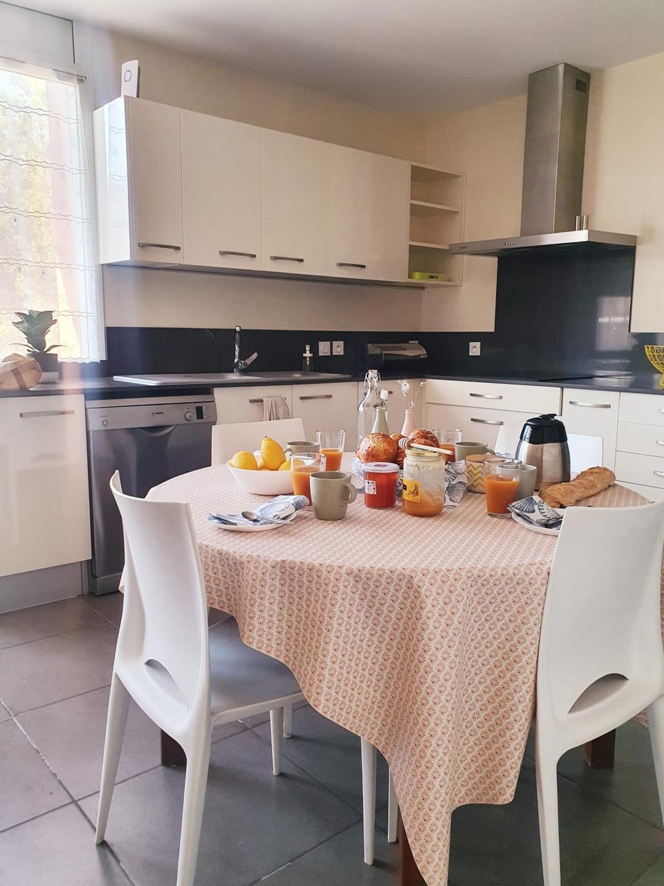 Kitchen or kitchenette, Dining area, dishwasher, stove
