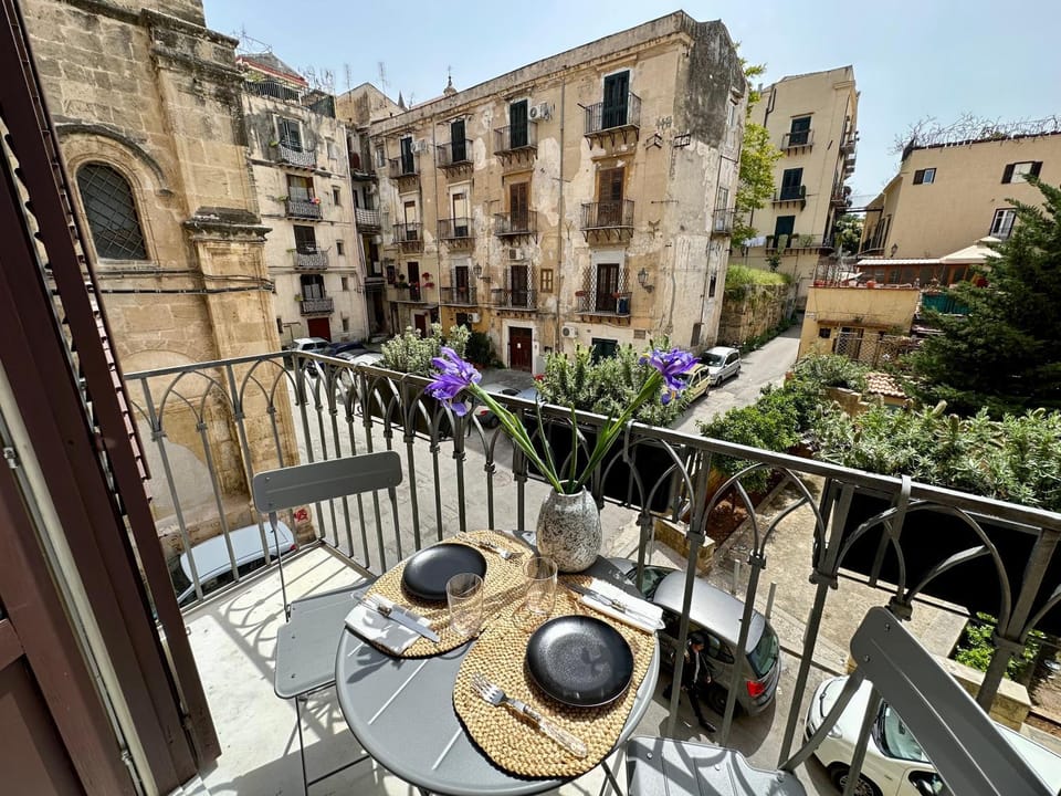 Property building, Patio, Day, View (from property/room), Balcony/Terrace, Dining area, City view