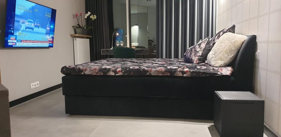 Bed, TV and multimedia, Bedroom