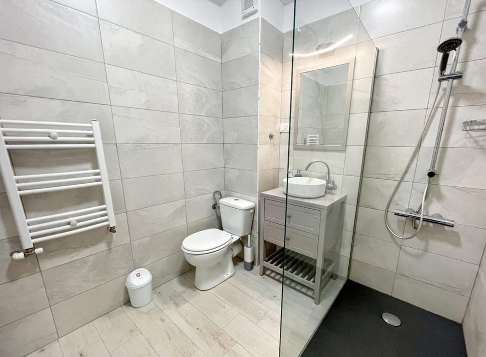 Shower, Toilet, Bathroom, towels