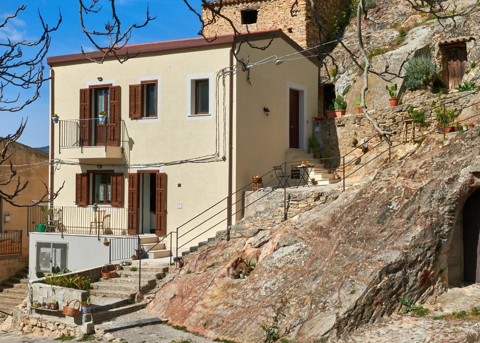 Property building, Balcony/Terrace, Balcony/Terrace