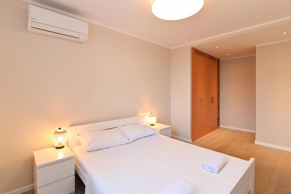 Bed, Bedroom, wardrobe, air conditioner