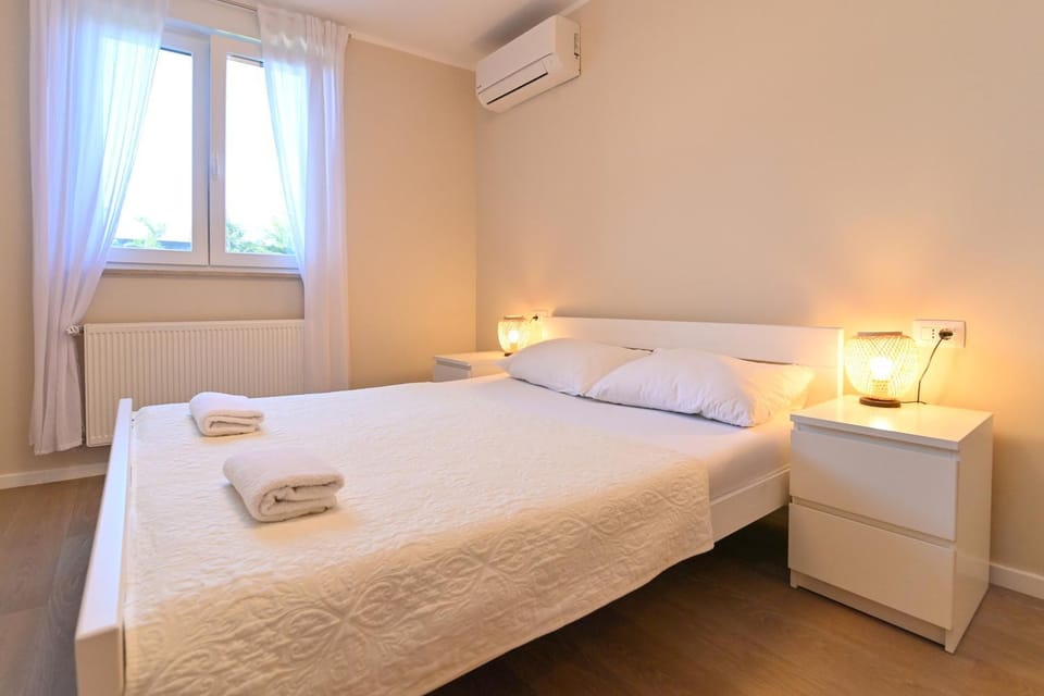 Bed, Bedroom, air conditioner