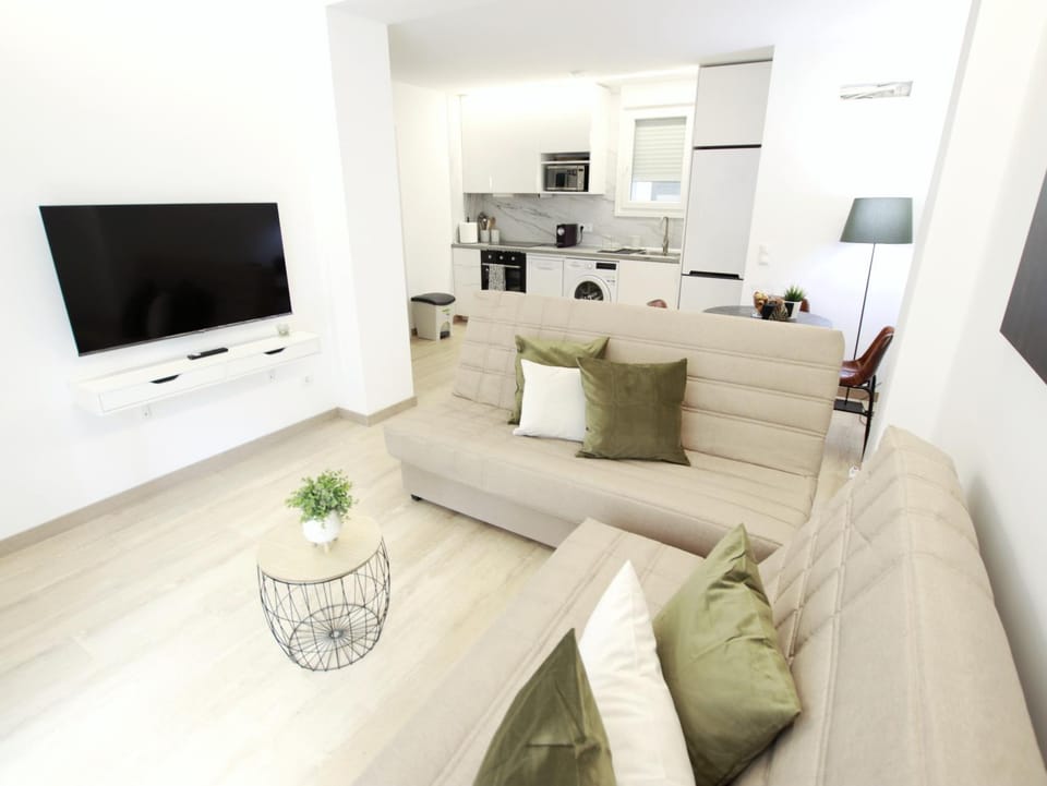 TV and multimedia, Living room, Lounge or bar, Seating area, air conditioner, air conditioner