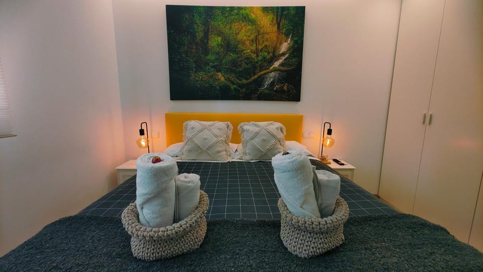 Bed, Photo of the whole room, Bedroom, towels