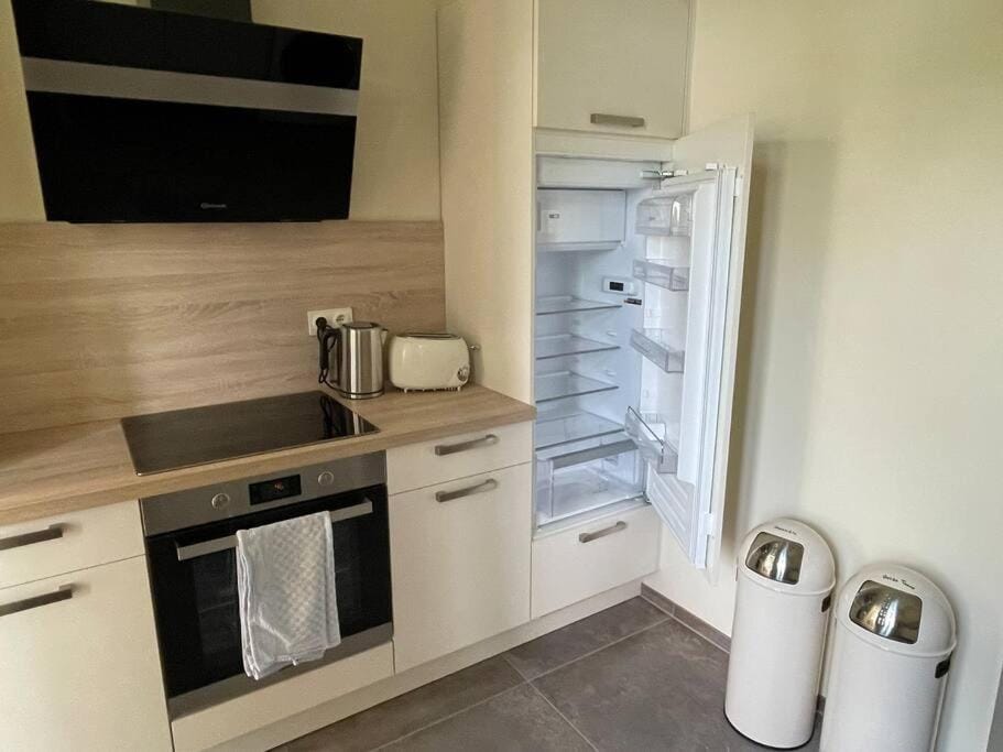 Coffee/tea facilities, Kitchen or kitchenette, dishwasher, oven, stove, toaster