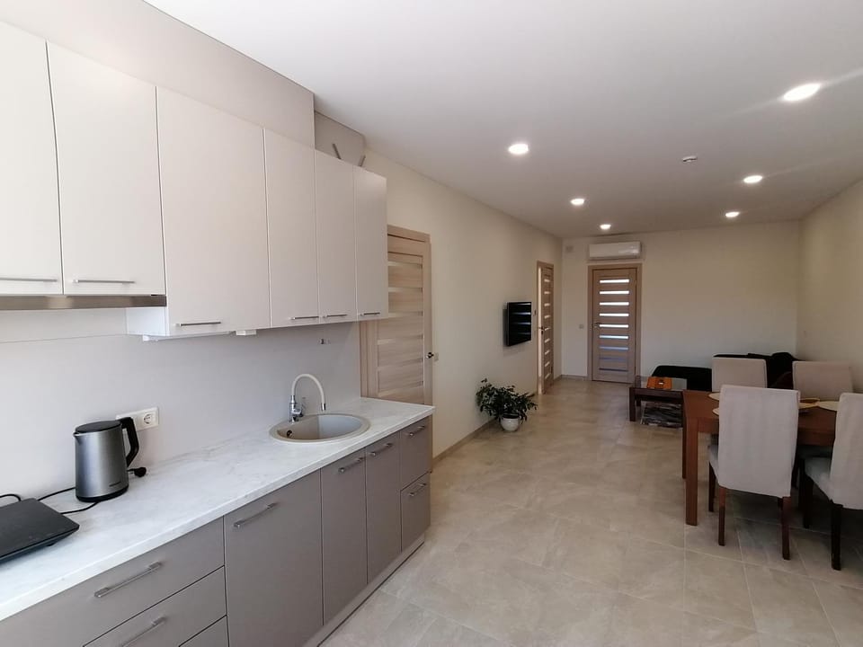 Kitchen or kitchenette, Dining area