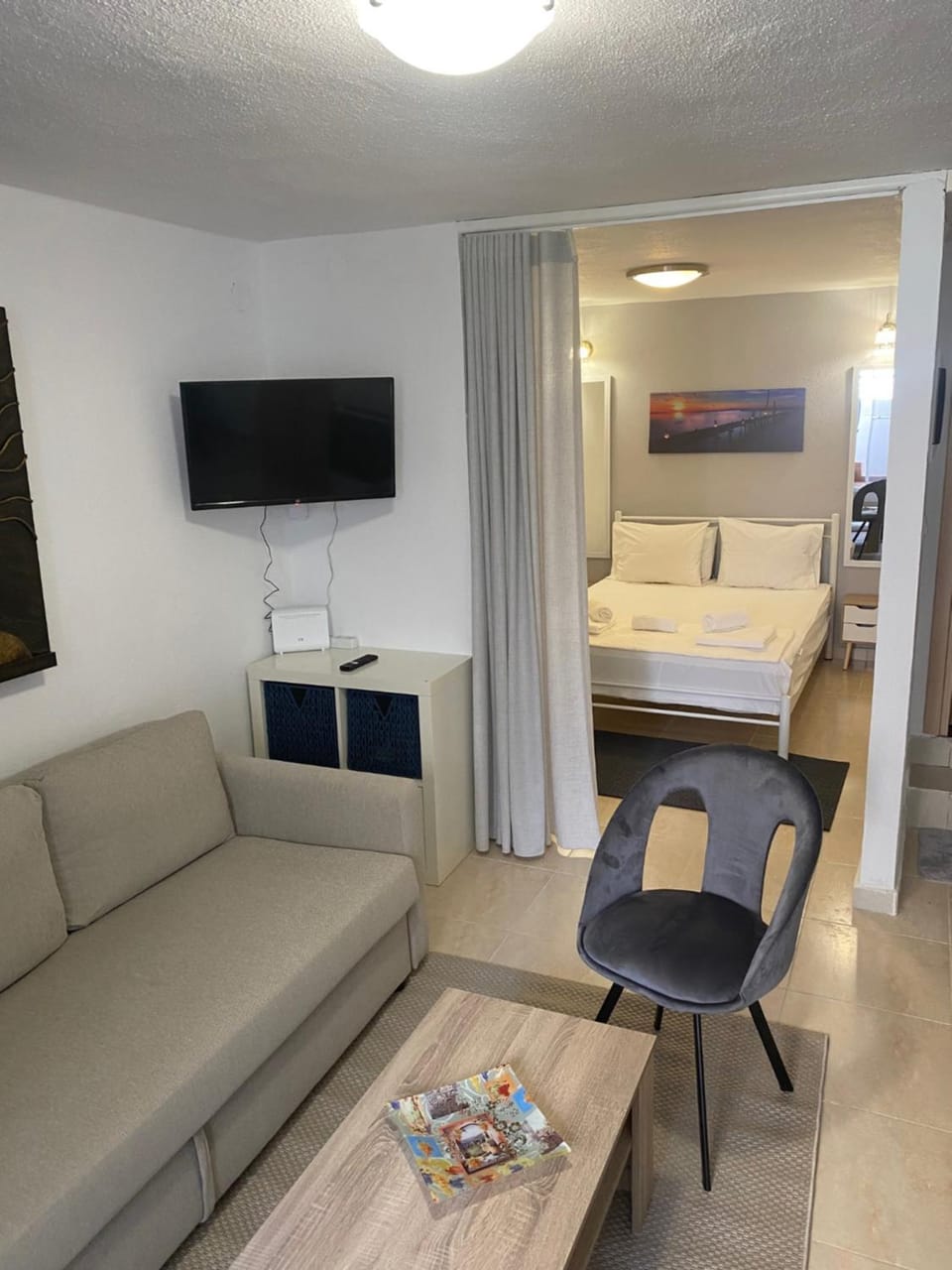 Bed, TV and multimedia, Living room, Photo of the whole room, Seating area, Dining area, Bedroom, hair dresser