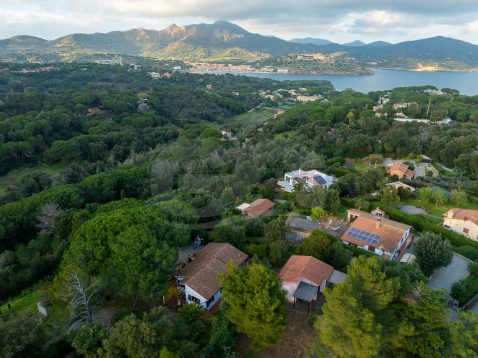 Nearby landmark, Neighbourhood, Natural landscape