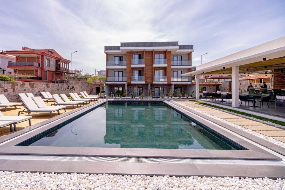Property building, Garden, Pool view, Swimming pool, sunbed