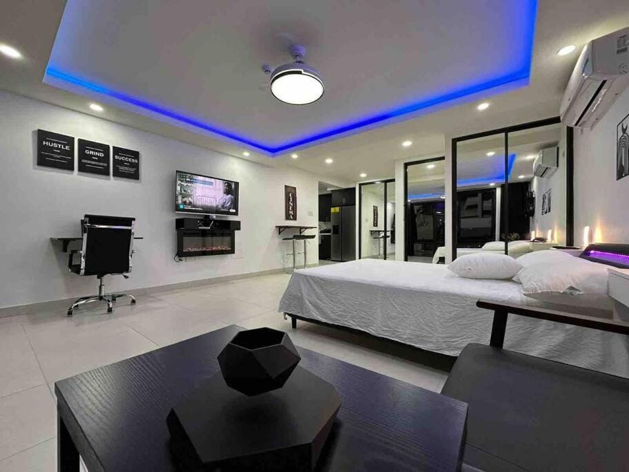 Luxury Condo - pool in Kingston G28 Apartment in Kingston