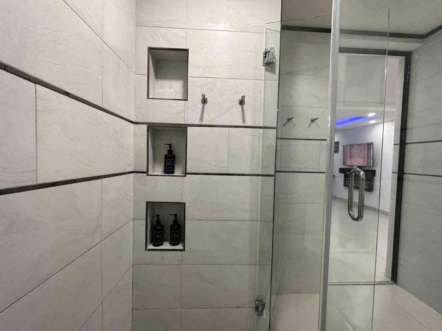 Luxury Condo - pool in Kingston G28 Apartment in Kingston